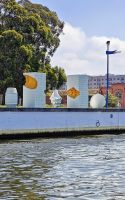 Skulptur der Ovos Moles am Kanal