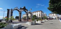 Stadttor und Rathaus in Pontadelgada
