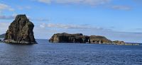 Stehender und liegender Felsen im Canal zwischen Faial und Pico