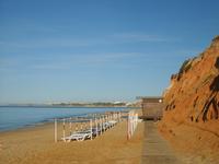 Strand vorm Hotel
