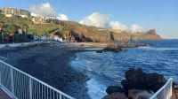 Strandpromenade Reis Magos mit Blick auf Restaurant Reis Magos in Canico. Madeira