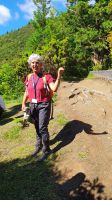 Wanderreiseleiterin Serafina auf dem Weg zum Feuersee