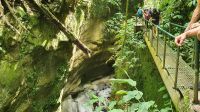 gesicherter Wanderweg über dem Wasserfall Salto do Cabrito