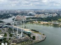 3. Tag: Stadtrundfahrt durch Singapur – Aussicht vom SkyPark Observation Deck auf das Riesenrad „Singapore Flyer“ und die F1-Rennstrecke