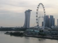 Singapur: der erste Eindruck - Marina Bay Sands Hotel und Riesenrad