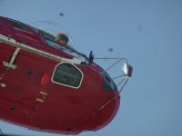 Ein Hubschrauber soll Bauschutt abholen.