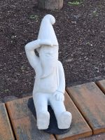 Ein Zwerg hält Ausschau nach Schneewittchen