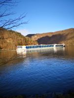 ein Schiff durchfährt die Schlögener Schlinge