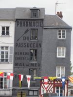 Honfleur, eine Apotheke wirbt für ein Mittel gegen Seekrankheit.