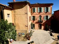 Blick auf das Rathaus von Roussillon 