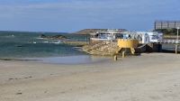 St. Helier-Meerespool mit Strand vor dem Hotel.jpg