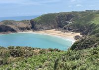 Plemont Bay, bei Flut reicht das Wasser bis an die Felsen