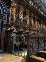 Das Chorgestühl aus Ebenholz ist fein geschnitzt