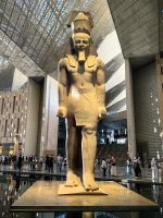 Riesige Statue Ramses II. im Neuen Ägyptischen Museum in Kairo