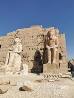 Amenophis III. rechts und Tutanchamun links