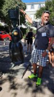 Singlereise Kroatien - Reiseleiter Tomy beim Rundgang in Krk-Stadt