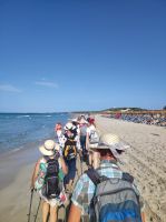 Barfuß entlang des Strandes von Son Bou