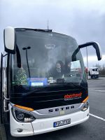 Sergey mit unserem komfortablen Reisebus von Eberhardt