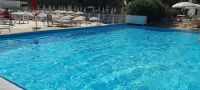 Im Hotel angekommen, haben wir noch Zeit für ein Bad im Pool.