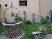 Verona, der malerische Innenhof von San Lorenzo.