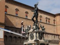 Bologna. Piazza Maggiore, der Neptunbrunnen wird in Augenschein genommen. 