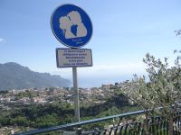 An diesem Ort ist es obligatorisch, sich zu küssen – vor der Kulisse von Ravello. Hier führte unsere Wanderung vorbei.