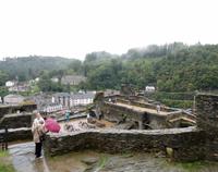 Schlossruine La Roche-en-Ardenne mit Regenschirm