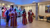 Volkstanzgruppe im Hotel.jpg