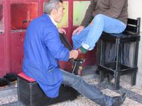 Schuhputzer vor der Markthalle