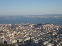 Anflug Lissabon - Blick über die Altstadt vom Praca Marques de Pombal bis zum Castello Sao Jorge  