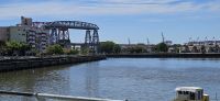 Blick auf die Schwebefähre Puente Transbordador in Buenos Aires