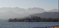 Schloß Ort vor dem Dachsteinmassiv