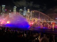 Nach der Ankunft in Singapur besuchen wir die Spectra-Licht- & Wassershow