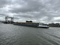 Brücke mit Schiff