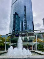 Spiegelung im Hochhaus auf Burrard Street