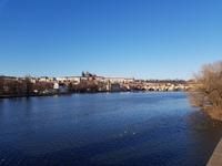 Spaziergang am Ufer der Moldau bei Sonnenschein