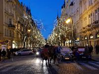 Romantische Beleuchtung bei Nacht in der Innenstadt von Prag
