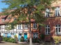 DSCN7740.JPG Wohnhäuser am Kloster