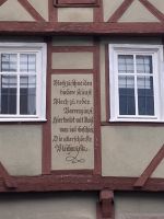 Spruch an der Hauswand
