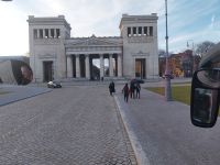 Tag 1 (5)  - Stadtrundfahrt München - Königsplatz.jpg