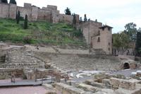 Das Teatro Romano in Málaga mit Blick auf Alcazaba
