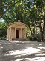 Die Jardines de Concepción waren auch einmal eine archäologische Ausstellungsfläche, davon zeugt das nachgebaute Tempelchen