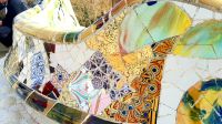 Barcelona - Parc Güell die Wellenbank in Trencadis-Gestalung mit zerbrochen farbenfrohen Keramik-Fliesen