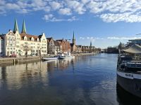 Lübeck - Blick auf die Lübecker Altstadt entlang der Trave
