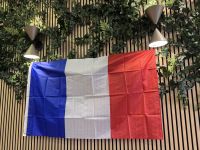 1. Tag: Ankunft in Paris – Französische Flagge in der Hotellobby