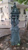 alter Straßenbrunnen Montmartre.jpg