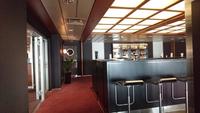 In einer Bar an Bord