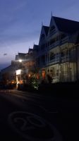 Ommaroo Hotel am Abend