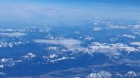 Flug nach Athen über die schneebedeckten Alpen
