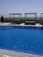 Pool auf dem Dach des Hotels 
